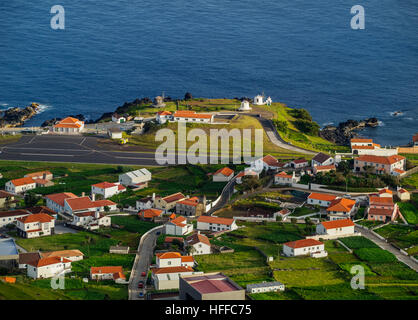 Portogallo Azzorre, Corvo, vista in elevazione della Vila do Corvo. Foto Stock