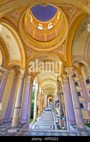 Le arcate del cimitero di Mirogoj a Zagabria in vista verticale, capitale della Croazia Foto Stock