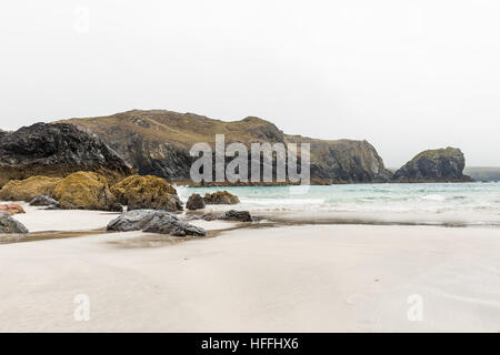 Kynance Cove su un nebbioso giorno, la lucertola, Cornwall, Regno Unito Foto Stock