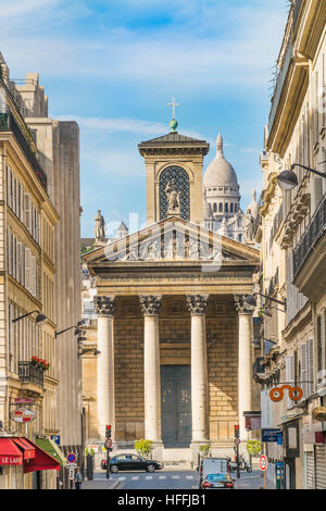 Vista dalla rue lafitte verso la facciata a sud di notre dame de Lorette, Basilica Sacre Coeur in background Foto Stock