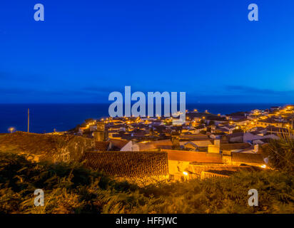 Portogallo Azzorre, Corvo, Twilight vista della Vila do Corvo. Foto Stock