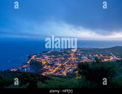 Portogallo Azzorre, Corvo, Twilight vista della Vila do Corvo. Foto Stock