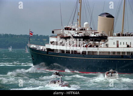 AJAXNETPHOTO. 5Giugno, 1994. SPITHEAD, Inghilterra. - QUEEN RECENSIONI D-giorno anniversario flotta - il Royal Yacht Britannia portando H.M. La regina e il presidente USA Bill Clinton e sua moglie HILARY, vele maestosamente attraverso la flotta assemblata per la 50esima D-giorno anniversario ROYAL REVISIONE SUL SOLENT. Foto;JONATHAN EASTLAND/AJAX REF:940506 20 Foto Stock