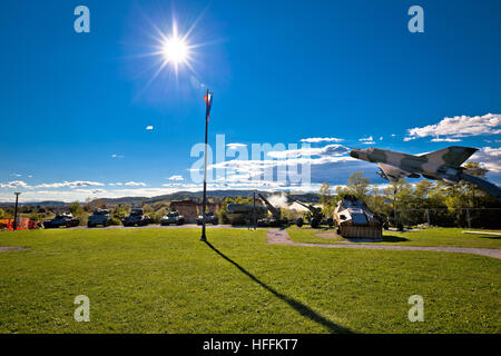 Serbatoi di militari e di jet da combattimento con raggi di sole vista, Karlovac, Croazia Foto Stock