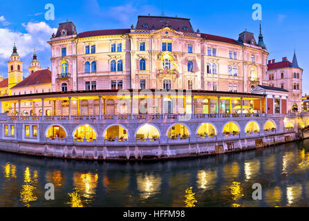 Lubiana riverfront architettura vista serale, capitale della Slovenia Foto Stock