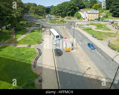 Auto parcheggiate in fermata bus Scarborough Regno Unito Bad parcheggio causando ostruzione Foto Stock