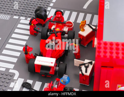 Tambov, Federazione Russa - Giugno 23, 2015 Lego team membri di equipaggio che fissa la ruota della Ferrari F14 T auto da corsa di velocità Lego Champions. Studio shot. Foto Stock