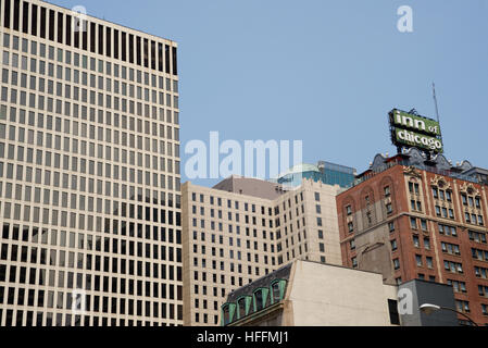 L'Inn of Chicago Hotel e altro edificio visto da di North Michigan Avenue, Chicago, Cook County, Illinois, Stati Uniti d'America Foto Stock
