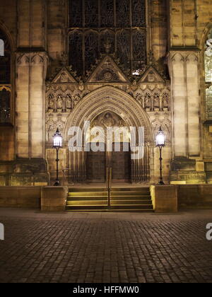 Lanterna accesa porta alla chiesa neoclassica dopo il tramonto Foto Stock