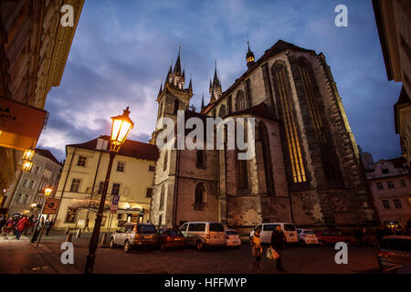 Vista della chiesa di Tyn in notturna a Praga quartiere della città vecchia di Praga, Repubblica Ceca - Dicembre 2016 Foto Stock