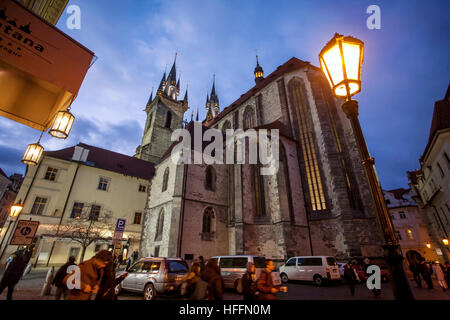 Vista della chiesa di Tyn in notturna a Praga quartiere della città vecchia di Praga, Repubblica Ceca - Dicembre 2016 Foto Stock