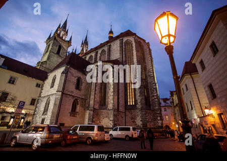 Vista della chiesa di Tyn in notturna a Praga quartiere della città vecchia di Praga, Repubblica Ceca - Dicembre 2016 Foto Stock