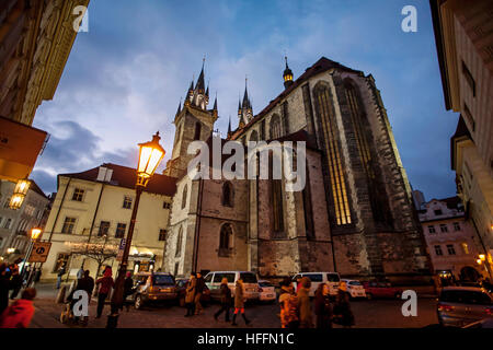 Vista della chiesa di Tyn in notturna a Praga quartiere della città vecchia di Praga, Repubblica Ceca - Dicembre 2016 Foto Stock