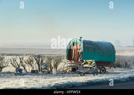 Gypsy Caravan nel nebbioso gelo invernale su una strada cotswold. Cotswolds, Gloucestershire, Inghilterra Foto Stock