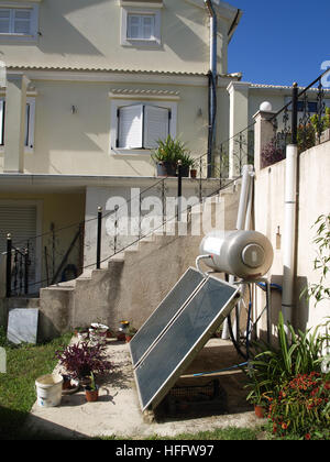 I pannelli solari utilizzati per la produzione di energia elettrica domestica a casa a Corfu Grecia Foto Stock