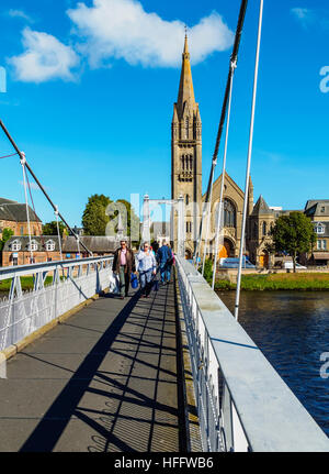 Regno Unito, Scozia, Inverness, vista del Greig St Bridge e la libera Chiesa del nord. Foto Stock