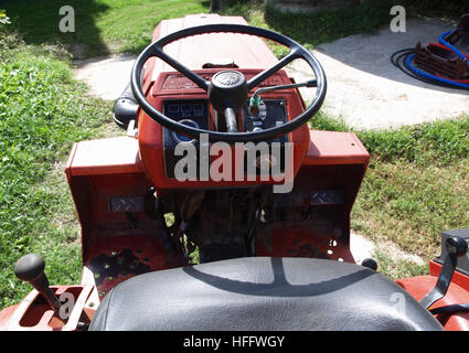 Mini trattore agricolo Kubota B1502-M essendo utilizzato a terra nei pressi di Karousades Corfu Grecia Foto Stock