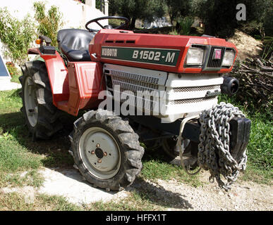 Mini trattore agricolo Kubota B1502-M essendo utilizzato a terra nei pressi di Karousades Corfu Grecia Foto Stock