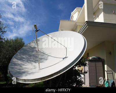 Grande parabola satellitare a proprietà vicino Karousades, Corfù, Grecia Foto Stock