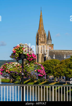 Regno Unito, Scozia, Inverness, vista verso le torri di libera Nord e vecchie chiese alta. Foto Stock