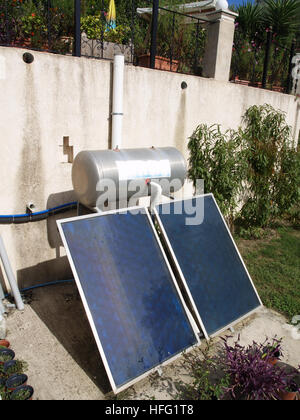 I pannelli solari utilizzati per la produzione di energia elettrica domestica a casa a Corfu Grecia Foto Stock