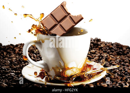 Barra di cioccolato di cadere in una tazza di caffè Foto Stock