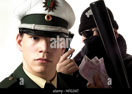Uomo che indossa travestimento che minacciano un giovane funzionario di polizia Foto Stock