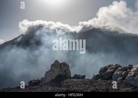 Fumante cratere orientale in controluce, vista dalla Rocca della Valle Lookout Point, l'Etna, vulcano, fianco nordest, Sicilia, Italia Foto Stock