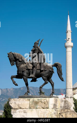 Statua equestre di Skanderbeg, albanese eroe nazionale, Piazza Skanderbeg, Tirana, Albania Foto Stock