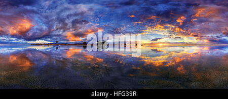 360° x 170° panorama con il glorioso tramonto a carradori Beach, cielo molto nuvoloso, acqua riflessione, Westport, West Coast, a SOUTHLAND Foto Stock