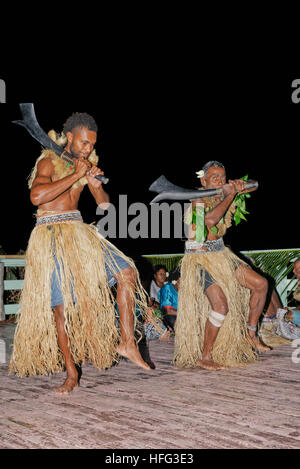Danza Uomini alla cerimonia Kava, wayaseva isola, yasawa, Pacifico del Sud, Isole Figi, a sud delle isole del Pacifico Foto Stock