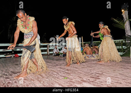Danza Uomini alla cerimonia Kava, wayaseva isola, yasawa, Pacifico del Sud, Isole Figi, a sud delle isole del Pacifico Foto Stock