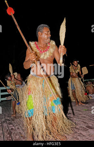 Dancing man a cerimonia Kava, wayaseva isola, yasawa, Pacifico del Sud, Isole Figi isola, a sud delle isole del Pacifico Foto Stock
