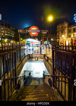 Charing Cross ingresso della metropolitana, la stazione della metropolitana, sera, London, England, Regno Unito Foto Stock