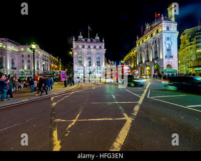 Traffico, Piccadilly Circus, notte, London, England, Regno Unito Foto Stock