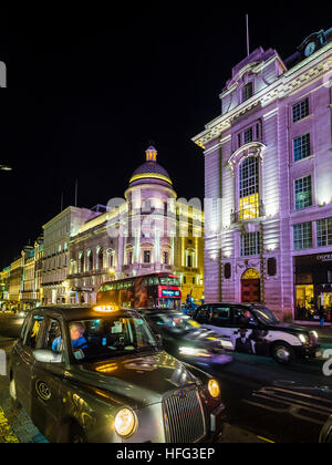 Piccadilly Circus, Regent Street, taxi di notte, Londra, Inghilterra, Regno Unito Foto Stock