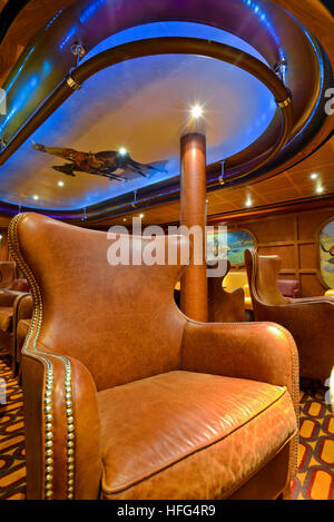 Poltrona in pelle nella reception hall in condizioni di luce diurna Foto Stock