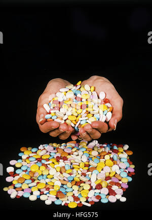 Le mani della donna con Medecine pillole Foto Stock