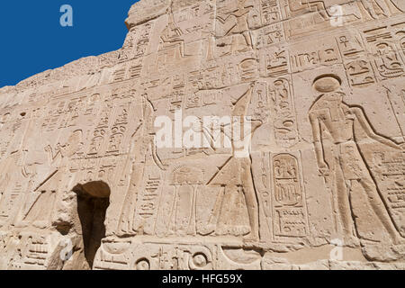 Rilievi nel tempio mortuario di Seti I sulla riva occidentale del Nilo a Luxor, Egitto, Nord Africa Foto Stock