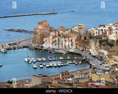 Vista di Castellammare del Golfo, con arabo-normanne castell, provincia di Trapani, Sicilia, Italia Foto Stock
