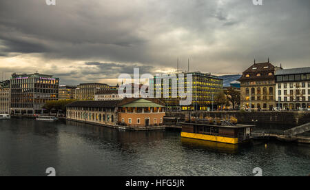 Giorno nuvoloso a Ginevra, Svizzera, sul lago cielo scuro Foto Stock