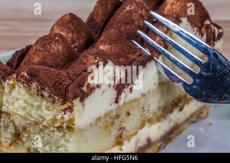 Il tiramisù torta sul piatto con forca Foto Stock