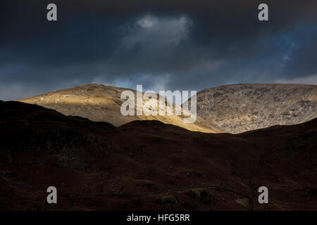 Sede sandalo e grande Rigg visto da vicino Easedale Tarn, vicino a Grasmere, Lake District, Cumbria Foto Stock