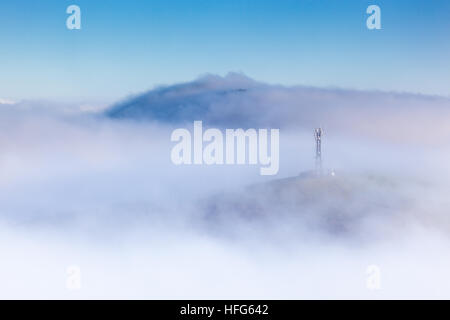 La nebbia che circonda il trasmettitore sulla parte superiore della collina Hazler, Church Stretton, Shropshire, Inghilterra, Regno Unito Foto Stock