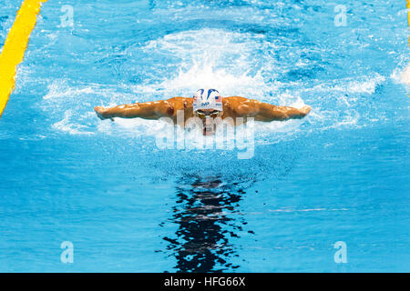 Rio de Janeiro, Brasile. 8 agosto 2016. Michael Phelps (USA) a competere in uomini 200m Butterfly calore al 2016 Olimpiadi estive. ©Paul J. Sut Foto Stock