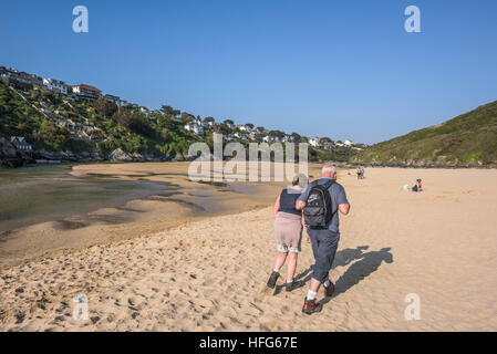 Due escursionisti sulla pluripremiata Crantock Beach in Newquay, Cornwall, Inghilterra, Regno Unito. Foto Stock