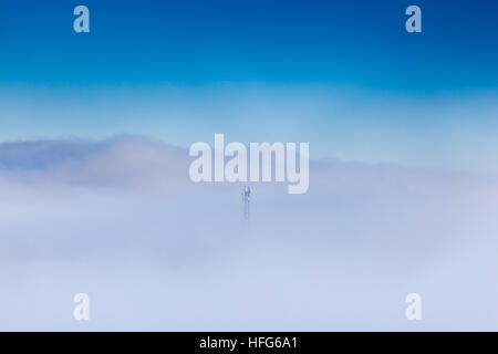 La nebbia che circonda il trasmettitore sulla parte superiore della collina Hazler, Church Stretton, Shropshire, Inghilterra, Regno Unito Foto Stock