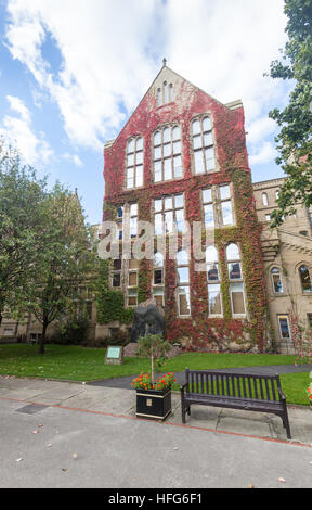 Vigneti in autunno su Beyer palazzo della vecchia del quadrangolo, l'Università di Manchester, Regno Unito Foto Stock