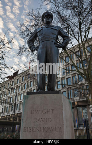 Statua di Dwight D. Eisenhower al di fuori dell'Ambasciata Americana di Grosvenor Square, Londra Foto Stock