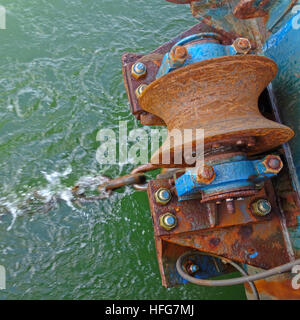 Closeup of the Torpoint ferry chain mechanism Foto Stock